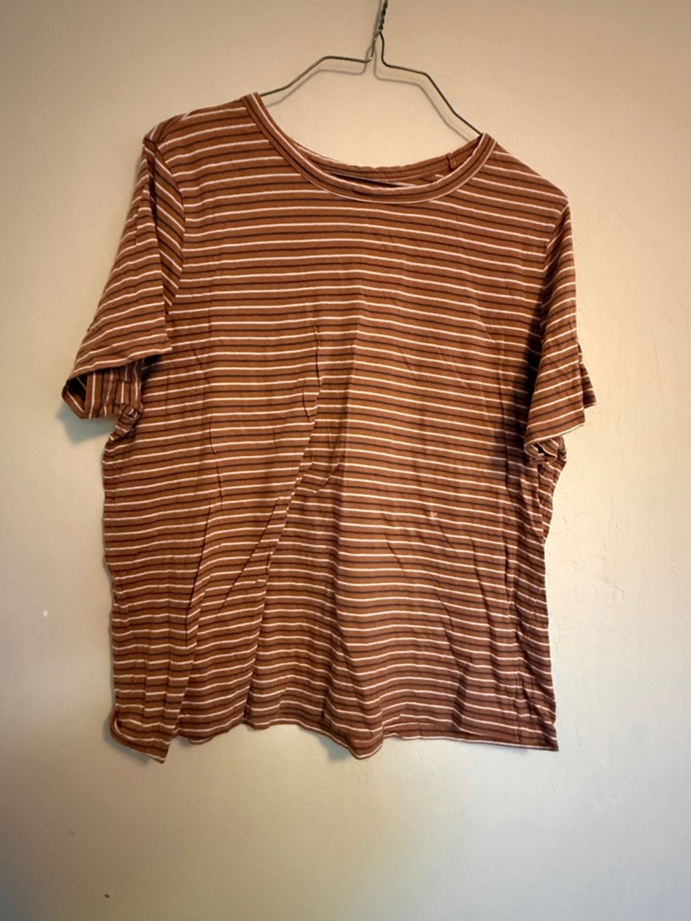 universal threads t shirt xl Striped Crew neck extra large Top Brown A17